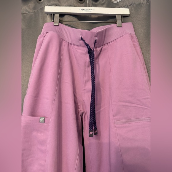 Fabletics lilac scrub pants - Picture 2 of 5